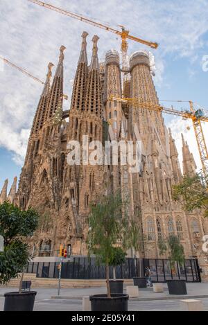 Barcelona, Spanien: Dezember 30 2020: Basicila und Exspiatory Kirche der Heiligen Familie, bekannt als Sagrada Familia bei Sonnenuntergang in COVID Zeit. Stockfoto