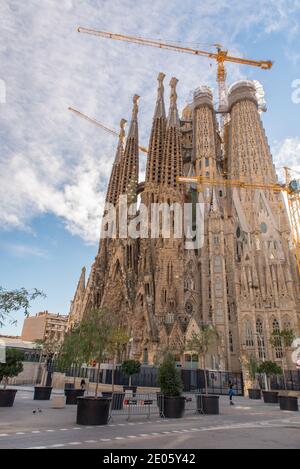 Barcelona, Spanien: Dezember 30 2020: Basicila und Exspiatory Kirche der Heiligen Familie, bekannt als Sagrada Familia bei Sonnenuntergang in COVID Zeit. Stockfoto