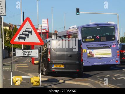 Warnzeichen des anstehenden Verkehrs wahrscheinlich auf der Baustelle leeds united königreich Stockfoto