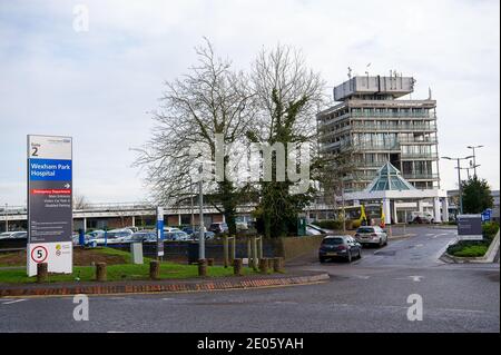 Slough, Berkshire, Großbritannien. 30. Dezember 2020. Wexham Park Hospital in Slough. Slough hat weiterhin einen der schlimmsten Covid-19-Fälle in Berkshire. Gestern wurden 259 neue Fälle für Slough gemeldet, was die Gesamtzahl der positiven Covid-19 Fälle für Slough auf 6,802 erhöht. Acht weitere Menschen sind in den letzten 24 Stunden nach Angaben des NHS England an Covid-19-Erkrankungen in Berkshire gestorben. Quelle: Maureen McLean/Alamy Live News Stockfoto