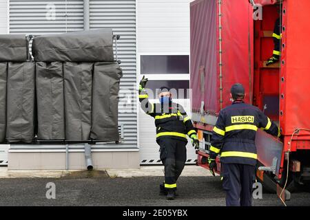 Zbiroh, Tschechische Republik. Dezember 2020. Die Tschechische Republik schickt Ausrüstung im Wert von etwa fünf Millionen Kronen nach Kroatien, das von einem Erdbeben getroffen wurde. Feuerwehrleute bereiteten Ausrüstung in Zbiroh, Tschechische Republik, 30. Dezember 2020 vor. Kredit: Miroslav Chaloupka/CTK Foto/Alamy Live Nachrichten Stockfoto