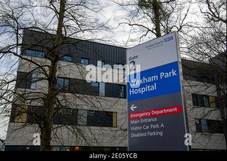 Slough, Berkshire, Großbritannien. 30. Dezember 2020. Wexham Park Hospital in Slough. Slough hat weiterhin einen der schlimmsten Covid-19-Fälle in Berkshire. Gestern wurden 259 neue Fälle für Slough gemeldet, was die Gesamtzahl der positiven Covid-19 Fälle für Slough auf 6,802 erhöht. Acht weitere Menschen sind in den letzten 24 Stunden nach Angaben des NHS England an Covid-19-Erkrankungen in Berkshire gestorben. Quelle: Maureen McLean/Alamy Live News Stockfoto