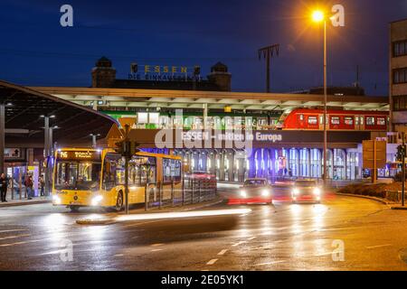 Essen, Ruhrgebiet, Nordrhein-Westfalen, Deutschland - Straßenverkehr am Essener Hauptbahnhof mit Autos, Bussen und Bahnen am Europaplatz, Essen - mitten drin Stockfoto