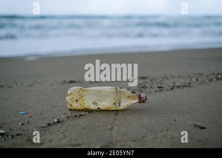 Schmutzige Plastikflaschen Abfall auf Meeresküste Ökosystem, Umweltverschmutzung abgebandet Kontamination Stockfoto
