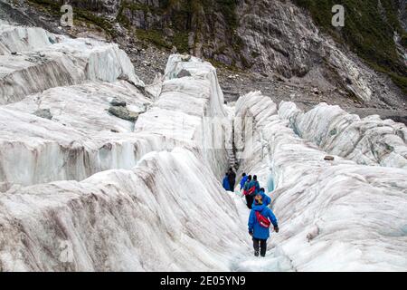 Touristen wandern auf dem Franz Josef Gletscher, Neuseeland Stockfoto