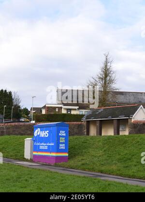 In Llantwit Fardre, Südwales, wurde dank des NHS während der Covid-19-Pandemie eine Telekommunikationsbox eingerichtet. Telekom-Box zum Lob der NHS-Nu Stockfoto