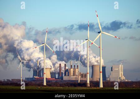 Grevenbroich, Nordrhein-Westfalen, Deutschland - Windkraftanlagen im Windpark vor dem RWE-Kraftwerk Neurath am Tagebau Garzweiler Stockfoto