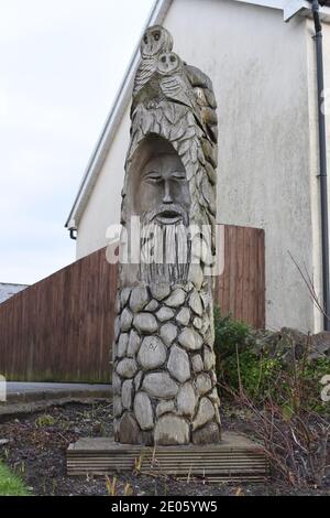 Im Juni 2015 schenkte ein bekannter lokaler Bildhauer, Herr Allan Watkins, diese Schnitzerei dem Gemeinderat LLantwit Fardre. Stockfoto