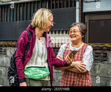 Culture Clash gelöst in Übersetzung, Nishiizu-Cho, Japan Stockfoto