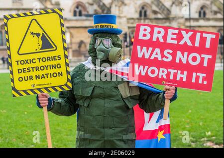 London, Großbritannien. Dezember 2020. Steve Bray von Sodem, pro-EU-Protestler, außerhalb des Parlaments, während Abgeordnete über den Brexit debattieren. Er trägt einen NBC-Anzug (nukleare, biologische und chemische Waffen), um eine weitere Tier-4-Geldstrafe zu vermeiden und auch seine Botschaft der toxischen Tories zu ergänzen. Kredit: Guy Bell/Alamy Live Nachrichten Stockfoto