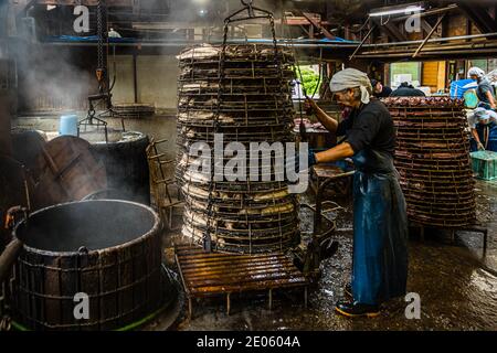 Yasuhisa Serizawa ist katsuobushi Herstellen, bei Nishiizu-Cho, Shizuoka, Japan Stockfoto