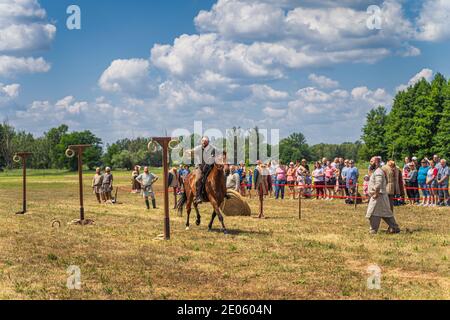 Cedynia, Polen Juni 2019 Reitkunst-Show über historische Nachstellung der Schlacht von Cedynia aus dem 11. Jahrhundert Stockfoto