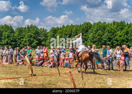 Cedynia, Polen Juni 2019 Bogenschießen oder Reiten Bogenschießen Show bei historischen Nachstellung der Schlacht von Cedynia aus dem 11. Jahrhundert Stockfoto