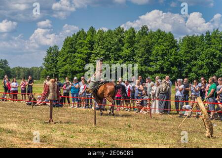 Cedynia, Polen Juni 2019 Reitkunst-Show über historische Nachstellung der Schlacht von Cedynia aus dem 11. Jahrhundert Stockfoto