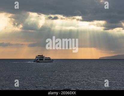 Ein Ausflugsboot fährt an der Küste von Maui, Hawaii, in den Pazifik Stockfoto