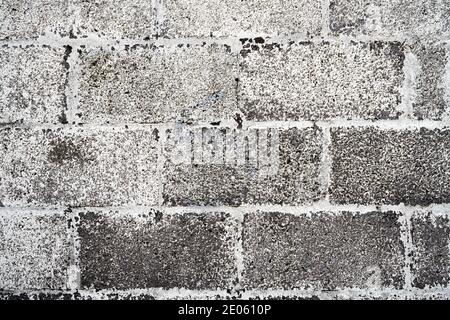 Eine Nahaufnahme einer verwitterten Betonschuppen-Wand Stockfoto