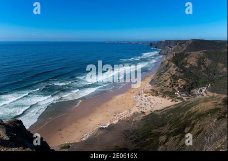 Panoramablick auf den Strand von Cordoama (Praia da Cordoama) in der Nähe von Vila do Bispo, an der Algarve, Portugal Stockfoto