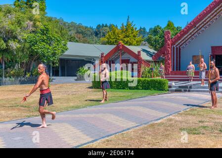 ROTORUA, NEUSEELAND, 11. FEBRUAR 2020: Haka-Kriegstanz im Dorf Te puia bei Rotorua, Neuseeland Stockfoto