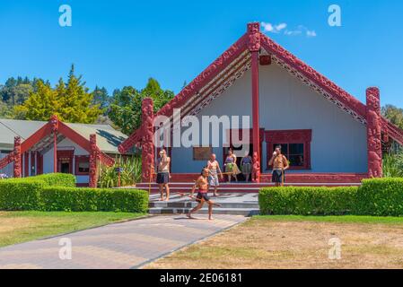 ROTORUA, NEUSEELAND, 11. FEBRUAR 2020: Haka-Kriegstanz im Dorf Te puia bei Rotorua, Neuseeland Stockfoto