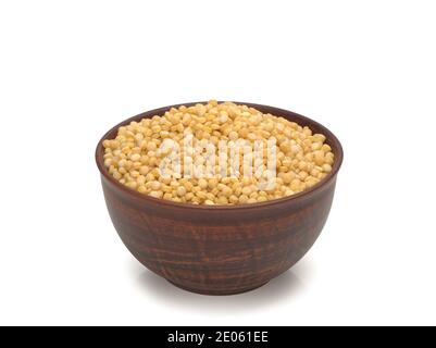 Raw trocken Bio Couscous in eine Schüssel geben. Stockfoto