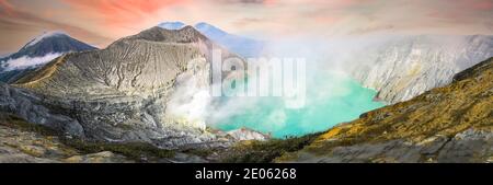 Blick von oben, atemberaubender Panoramablick auf den Vulkan Ijen mit dem türkisfarbenen sauren Kratersee. Stockfoto