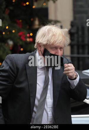 London, Großbritannien. Dezember 2020. Der britische Premierminister Boris Johnson kehrt nach seiner Teilnahme an einer Debatte im Parlament über die Ratifizierung des Brexit-Vertrags durch den Abgeordneten am Mittwoch, dem 30. Dezember 2020, in die Downing St Nr. 10 zurück. Foto von Hugo Philpott/UPI Kredit: UPI/Alamy Live Nachrichten Stockfoto