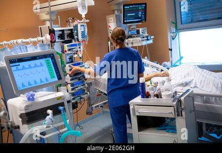 30. Dezember 2020, Bayern, Gauting: Auf der Intensivstation der Asklepios-Klinik betreut eine Intensivkrankenschwester einen nicht-infektiösen Patienten. Der Patient befindet sich in einem künstlichen Koma und wird beatmet. Foto: Sven Hoppe/dpa Stockfoto