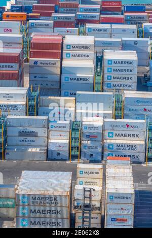 NAPIER, NEUSEELAND, 10. FEBRUAR 2020: Container im Hafen von Napier, Neuseeland Stockfoto