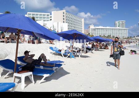 Nicht exklusiv: CANCUN, MEXIKO - DEZEMBER 29: Urlauber genießen Weihnachtsferien an der mexikanischen Karibik. Mexikanische Strände aussehen von Touristen überfüllt d Stockfoto