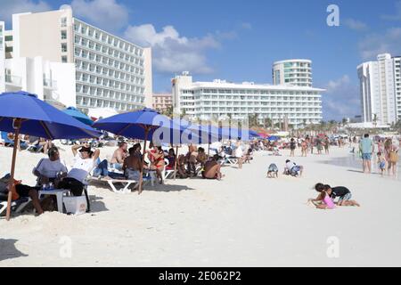 Nicht exklusiv: CANCUN, MEXIKO - DEZEMBER 29: Urlauber genießen Weihnachtsferien an der mexikanischen Karibik. Mexikanische Strände aussehen von Touristen überfüllt d Stockfoto