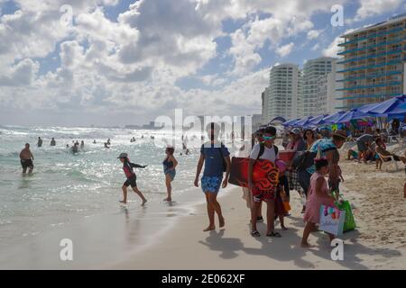 Nicht exklusiv: CANCUN, MEXIKO - DEZEMBER 29: Urlauber genießen Weihnachtsferien an der mexikanischen Karibik. Mexikanische Strände aussehen von Touristen überfüllt d Stockfoto