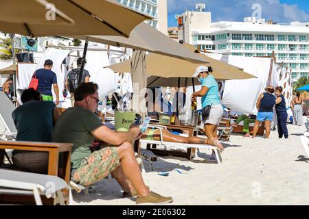 Nicht exklusiv: CANCUN, MEXIKO - DEZEMBER 29: Urlauber genießen Weihnachtsferien an der mexikanischen Karibik. Mexikanische Strände aussehen von Touristen überfüllt d Stockfoto