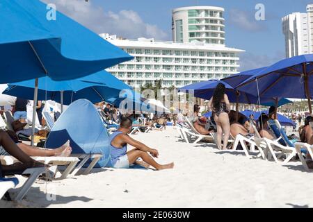 Nicht exklusiv: CANCUN, MEXIKO - DEZEMBER 29: Urlauber genießen Weihnachtsferien an der mexikanischen Karibik. Mexikanische Strände aussehen von Touristen überfüllt d Stockfoto