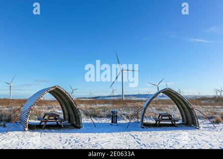 Picknicktische und Schutzhütten im Windpark Whitelee, Eaglesham Moor, in der Nähe von Glasgow, Schottland, Stockfoto