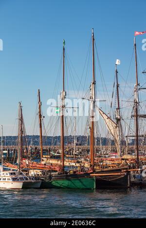 BRIXHAM, DEVON, UK - JULI 28 : Blick auf Boote im Hafen von Brixham Devon am 28. Juli 2012 Stockfoto