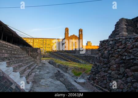 Templo de Santiago und Tlatelolco Ruine auf dem Platz der drei Kulturen Plaza de las Tres Culturas in Mexiko-Stadt CDMX, Mexiko. Stockfoto