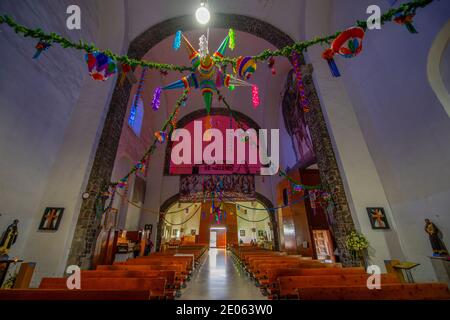 Altar im Inneren des Templo de Santiago und der Ruine Tlatelolco auf dem Platz der drei Kulturen Plaza de las Tres Culturas in Mexiko-Stadt CDMX, Mexiko. Stockfoto