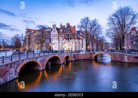 Amsterdam Niederlande bei Sonnenuntergang, historische Kanäle bei Sonnenuntergang. Holländische historische Kanäle in Amsterdam Stockfoto