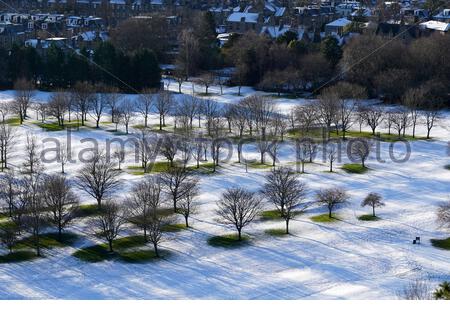 Edinburgh, Schottland, Großbritannien. Dezember 2020. Ein schneebedeckter Prestonfield Golfplatz, hier von den Hängen von Arthur's Seat und Holyrood Park gesehen. Kredit: Craig Brown/Alamy Live Nachrichten Stockfoto