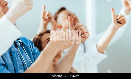 Nahaufnahme. Hintergrundbild einer Gruppe von Ärzten mit Daumen Stockfoto