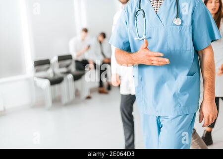 Nahaufnahme. Eine Gruppe von Ärzten, die durch den Krankenhausflur Streifen Stockfoto