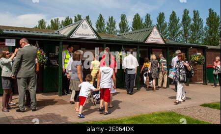 Vor dem Haupteingang der Rennbahn stehen Menschenmassen Schlange, um sich das Gold Cup Steeplechase Event 2008 auf der Scone Palace Park Racecourse in der Nähe von Perth in Schottland, Großbritannien, anzusehen Stockfoto