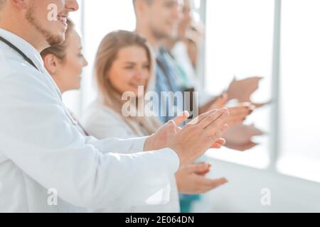 Nahaufnahme. Hintergrundbild einer applaudierenden Gruppe von medizinischen Fachkräften Stockfoto