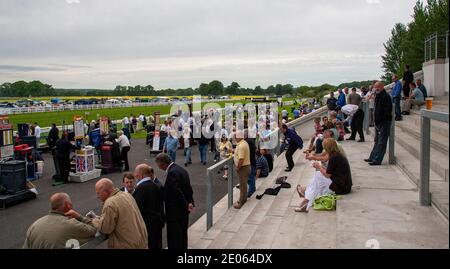 Zuschauer treffen sich an den Hauptständen der Rennbahn, um das Gold Cup Steeplechase Event 2008 auf der Scone Palace Park Racecourse in der Nähe von Perth in Schottland, Großbritannien, zu beobachten Stockfoto