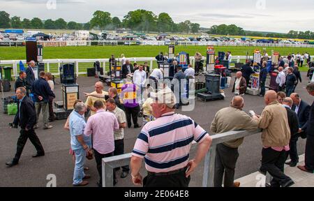 Zuschauer treffen sich an den Hauptständen der Rennbahn, um das Gold Cup Steeplechase Event 2008 auf der Scone Palace Park Racecourse in der Nähe von Perth in Schottland, Großbritannien, zu beobachten Stockfoto