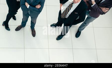 Ansicht von oben. Zugeschnittenes Bild einer Gruppe erfolgreicher Unternehmer. Stockfoto