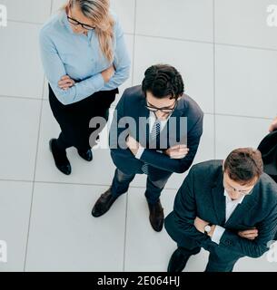 Draufsicht. Team von selbstbewussten Profis stehen im Büro. Stockfoto