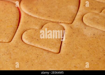 Ungebackene Kekse in Form von Herz und Stern für den Valentinstag. Hausgemachtes Gebäck. Stockfoto