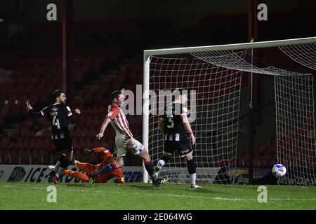 GRIMSBY, ENGLAND. 29. DEZEMBER Ben Garrity von Oldham Athletic geht am Dienstag, 29. Dezember 2020, während des Spiels der Sky Bet League 2 zwischen Grimsby Town und Oldham Athletic im Blundell Park, Cleethorpes, zu Ende. (Kredit: Eddie Garvey, Mi News) Kredit: MI Nachrichten & Sport /Alamy Live Nachrichten Stockfoto