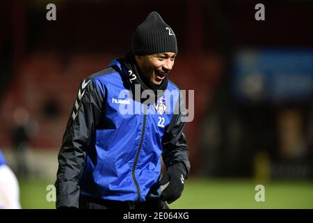 GRIMSBY, ENGLAND. 29. DEZEMBER Oldham Athletic's Raphaël Diarra Aufwärmen vor dem Sky Bet League 2 Spiel zwischen Grimsby Town und Oldham Athletic am Dienstag 29. Dezember 2020 im Blundell Park, Cleethorpes. (Kredit: Eddie Garvey, Mi News) Kredit: MI Nachrichten & Sport /Alamy Live Nachrichten Stockfoto